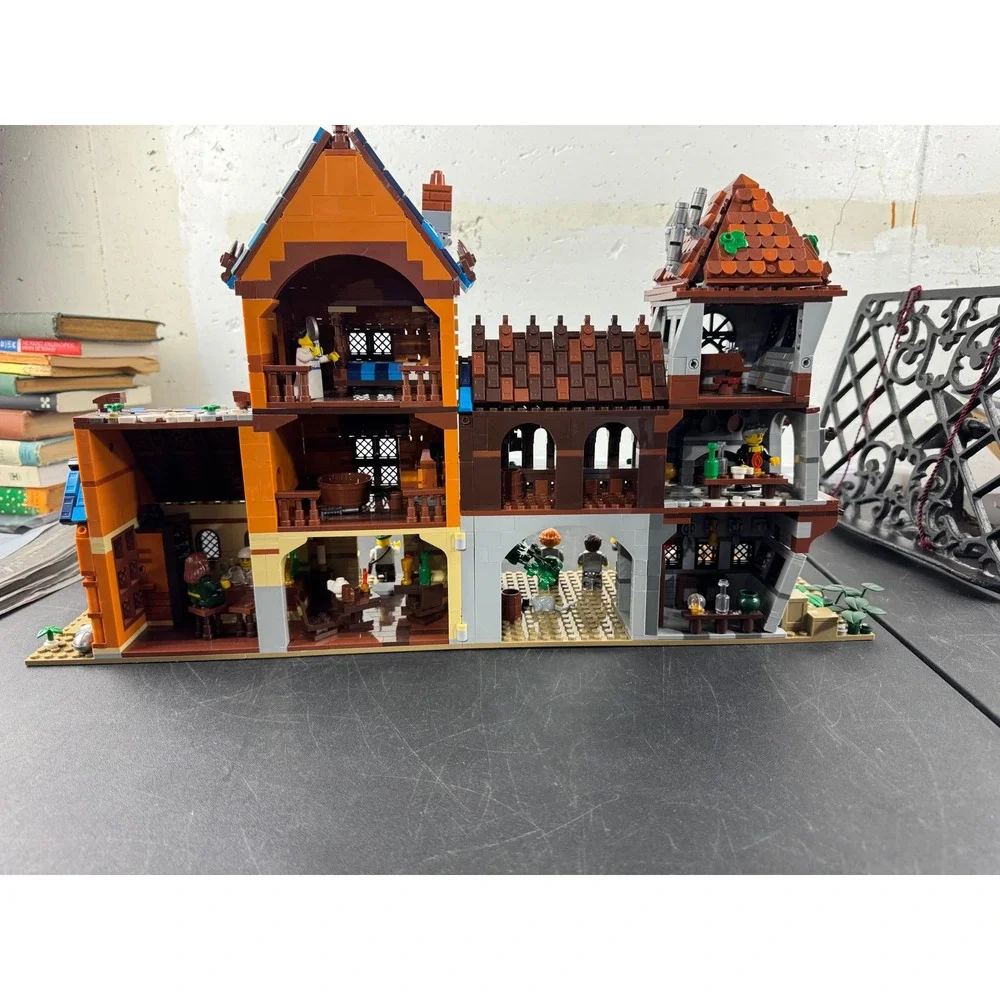 Jie Star Medieval Scholars Retreat and Alchemist Shop Building Set with 8 Mini